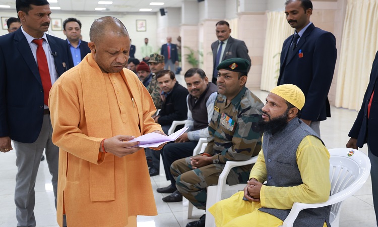 सरकार हर पीड़ित की समस्याओं के समाधान के लिए प्रतिबद्ध: मुख्यमंत्री योगी