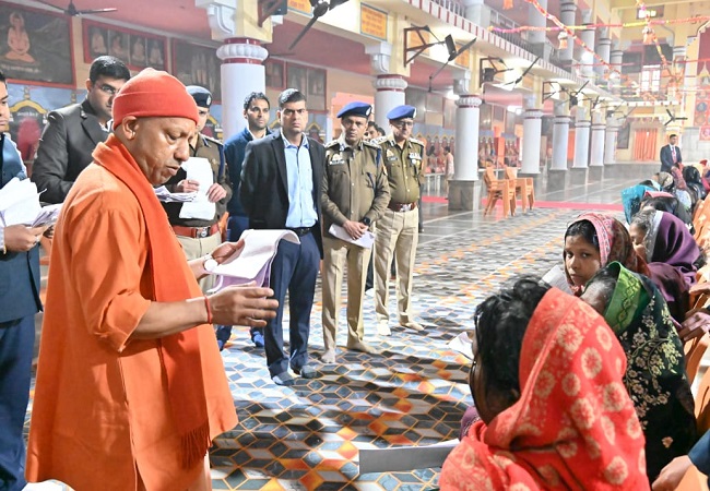 जरूरतमंद के आवास, बीमार के उपचार की करेंगे व्यवस्था : मुख्यमंत्री योगी आदित्यनाथ