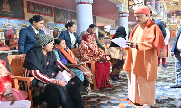 घबराएं मत, हर समस्या का कराएंगे प्रभावी निराकरण : सीएम योगी