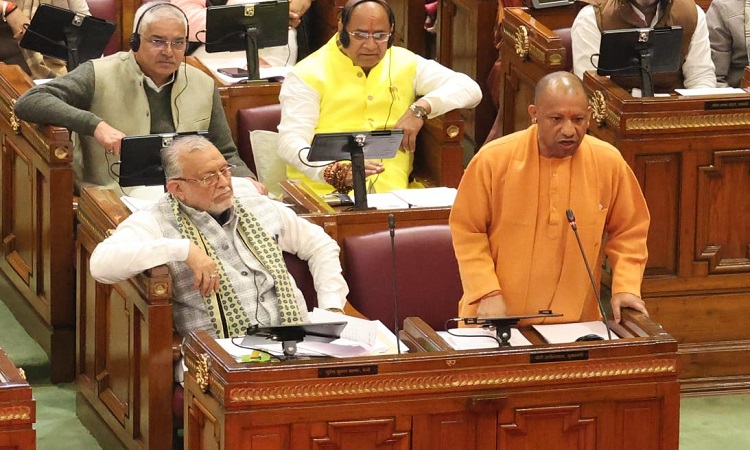 देश में दो नमूने हैं, जब कोई चर्चा होती है तो वह देश छोड़कर भाग जाते हैः मुख्यमंत्री