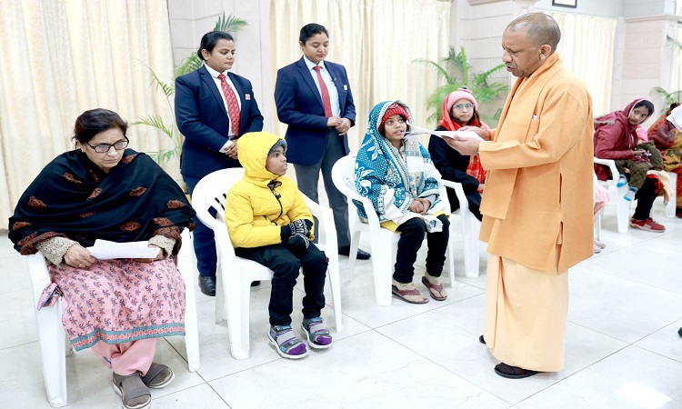 जनता दर्शन में सीएम योगी ने बच्चों को दी चॉकलेट, बोले- ठंड में बचकर रहें