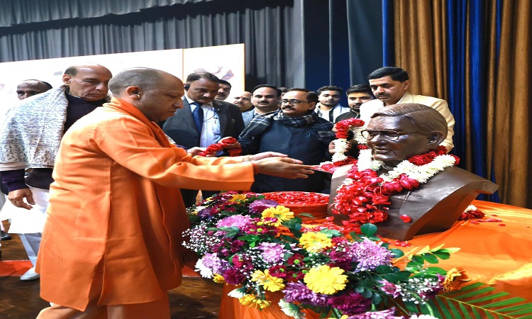 मुख्यमंत्री योगी आदित्यनाथ ने दीप जलाकर दी अटल जी को श्रद्धांजलि