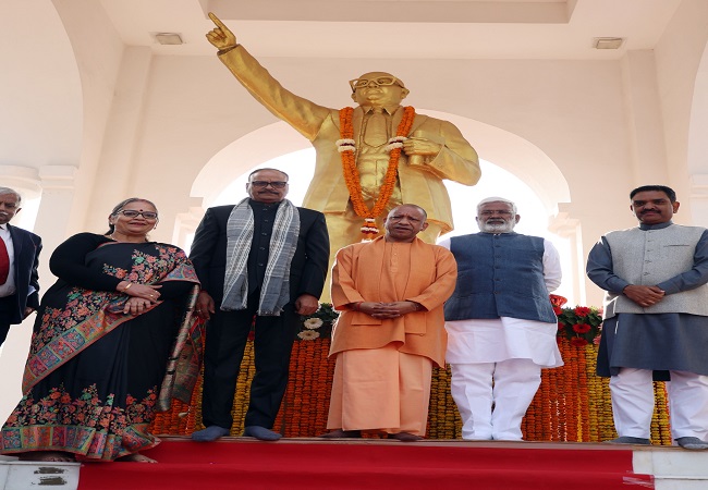बाबा साहेब की मूर्ति के किनारे बनाए जाएंगे बाउंड्रीवाल व लगाए जाएंगे छत्रः सीएम योगी