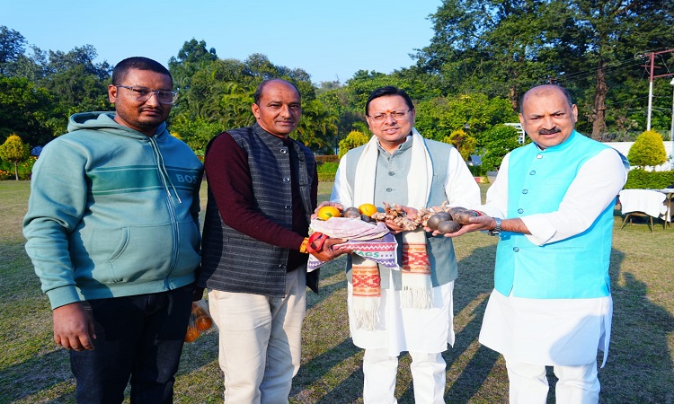 मुख्यमंत्री धामी से सल्ट विधायक ने की भेंट, उपहार में दिये उत्तराखंड के पारंपरिक पहाड़ी उत्पाद