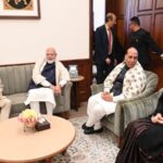 PM मोदी-प्रियंका गांधी की संसद में मुलाकात, लगे ठहाके