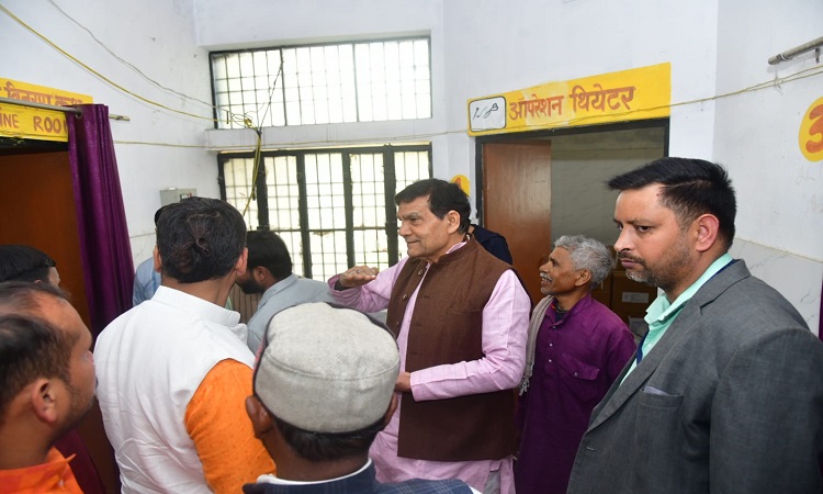 एके शर्मा ने प्राथमिक स्वास्थ्य केंद्र सुग्गीचौरा का किया आकस्मिक निरीक्षण