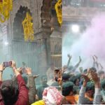 ब्रज में होली का आगाज, बांके बिहारी मंदिर में उड़ा गुलाल
