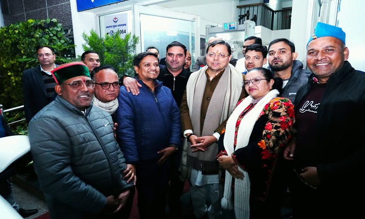CM धामी से मिले उपनल कर्मचारी, समान कार्य–समान वेतन के निर्णय पर जताया आभार