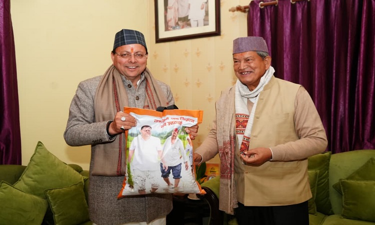 मुख्यमंत्री धामी ने पूर्व मुख्यमंत्री हरीश रावत से की शिष्टाचार भेंट, जाना कुशलक्षेम