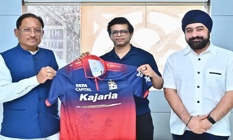 RCB का खास आमंत्रण, जर्सी देकर CM साय को IPL का न्योता