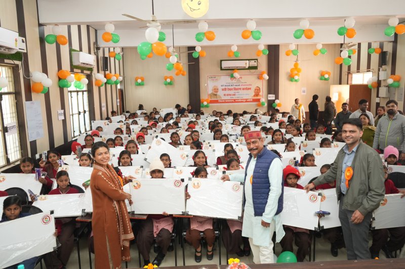 “डीएम खीरी की पाठशाला” से बेटियों के उज्जवल भविष्य को लगेंगे चार चांद