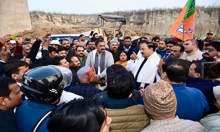 केशव मौर्य ने गंगा नदी पर निर्माणाधीन ब्रिज का किया स्थलीय निरीक्षण