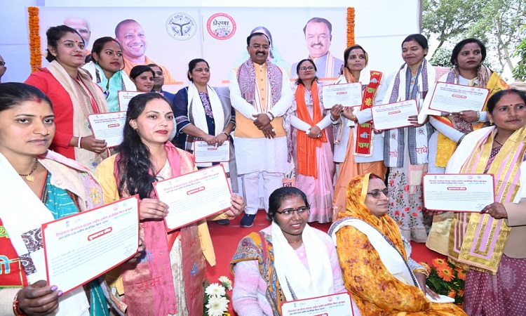 केशव प्रसाद मौर्य ने 14 ‘लखपति दीदियों’ को दिया प्रशस्ति पत्र