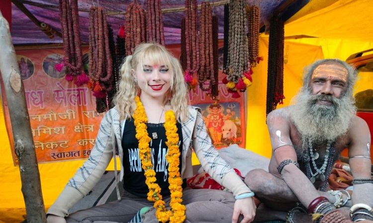 इटली की लुक्रेशिया माघ मेले में कर रही है भजन कीर्तन