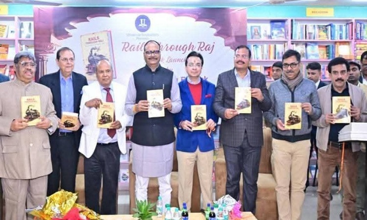आरेडिका के जीएम की पुस्तक का यूनिवर्सल बुक सेलर्स पर विमोचन