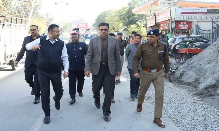 सार्वजनिक परियोजनाओं की जमीनी हकीकत परखने, क्यूआरटी संग सड़कों पर उतरे डीएम सविन