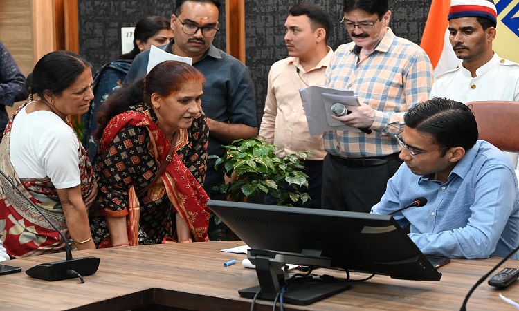 बुजुर्ग मां की शिकायत पर अपराधी जिला बदर