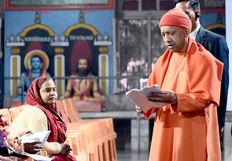 कब्जामुक्त कराएं जमीन, बख्शे न जाएं भू माफिया: सीएम योगी