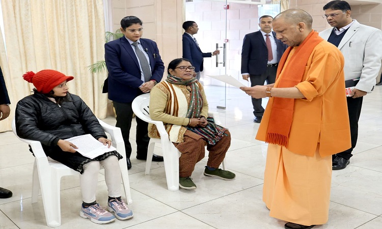 मुख्यमंत्री ने बच्चों को किया दुलार, अभिभावकों से कहा- ठंड में बच्चों का रखें विशेष ध्यान