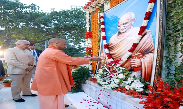 महात्मा गांधी की पुण्यतिथि पर दीपदान कर मुख्यमंत्री ने दिया शांति-सद्भाव का संदेश