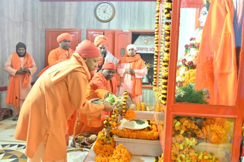 सीएम योगी आदित्यनाथ ने अर्पित की गुरु गोरखनाथ को आस्था की खिचड़ी