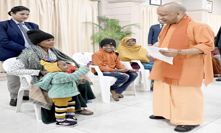 बच्चों के बीच कुछ अलग ही नजर आते हैं सीएम योगी