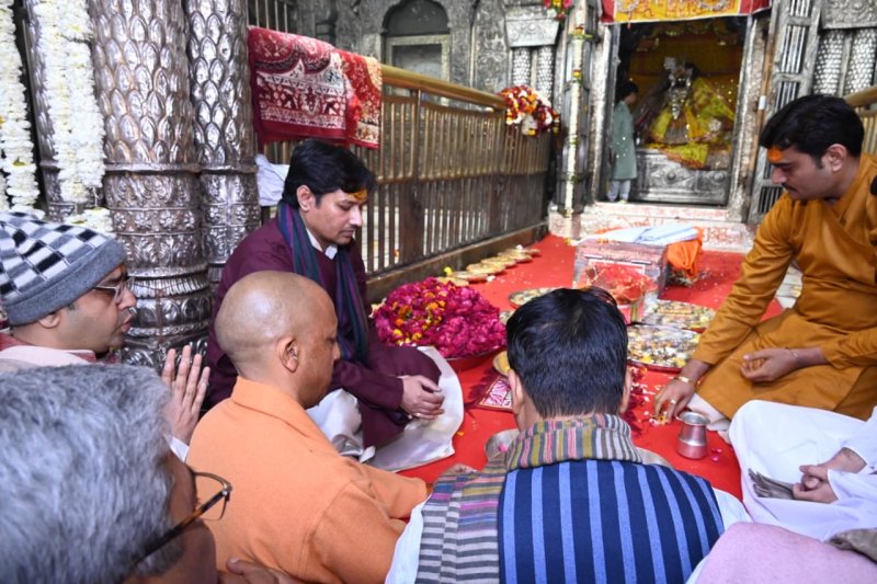 मुख्यमंत्री और भाजपा अध्यक्ष ने किए बांके बिहारी के दर्शन