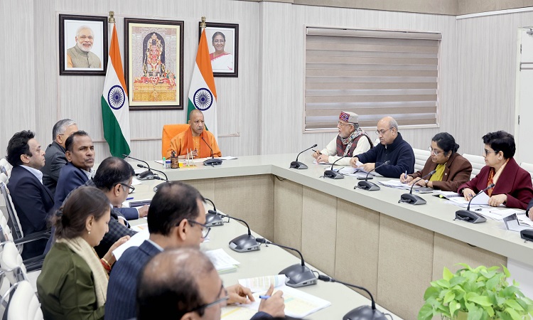 बजट खर्च में ढिलाई पर सख्त हुए सीएम योगी, अधिकारियों को दिए त्वरित निर्णय के निर्देश
