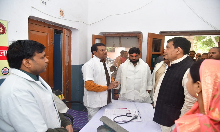 एके शर्मा ने प्राथमिक स्वास्थ्य केंद्र मधुबन का किया आकस्मिक निरीक्षण