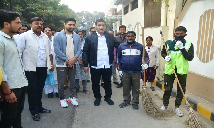 एके शर्मा ने काशी की सफाई व्यवस्था का किया जमीनी निरीक्षण