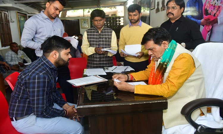 एके शर्मा ने अपने आवास पर की जनसुनवाई, अधिकारियों को दिये निर्देश