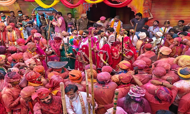 रंगोत्सव 2026: नंदगांव के हुरियारों पर बरसाना में बरसीं प्रेम की लाठियां, परंपरा का उड़ा गुलाल