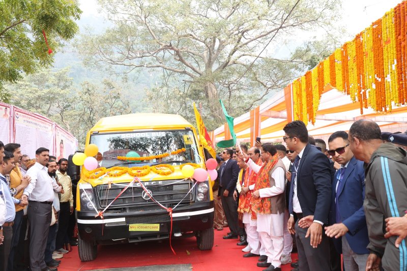 CM धामी ने सीएसआर मद से प्राप्त दो वाहनों को हरी झंडी दिखाकर किया रवाना