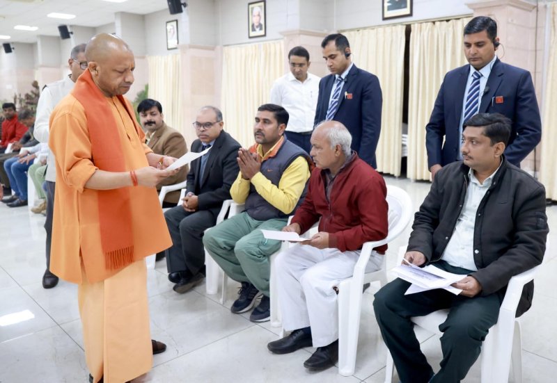जनपद स्तर पर समस्याओं का निस्तारण सुनिश्चित करें अधिकारी: सीएम योगी