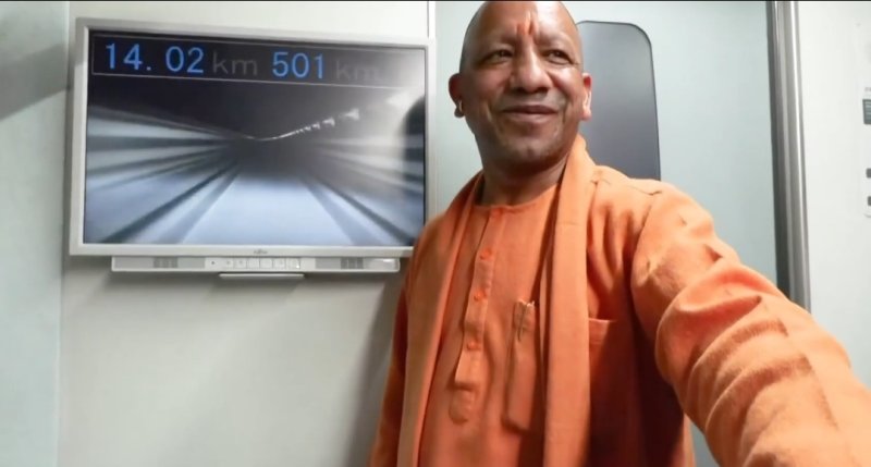 सीएम योगी ने 501 km/h की रफ़्तार वाली बुलेट ट्रेन में किया सफर