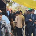 रामचेत मोची की दुकान पर रुके राहुल गांधी, बेटे को दिया हर संभव मदद का आश्वासन