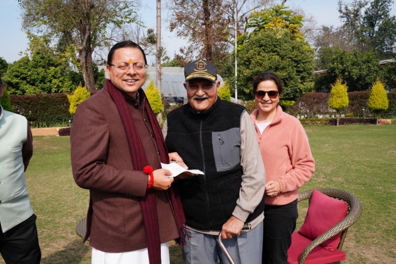 सेवानिवृत्त ब्रिगेडियर ने मुख्यमंत्री राहत कोष में दिया 10 लाख का योगदान