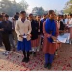 यूपी बोर्ड की परीक्षाएं आज से शुरू, पुष्पवर्षा व टीका लगाकर परीक्षार्थियों किया गया स्वागत