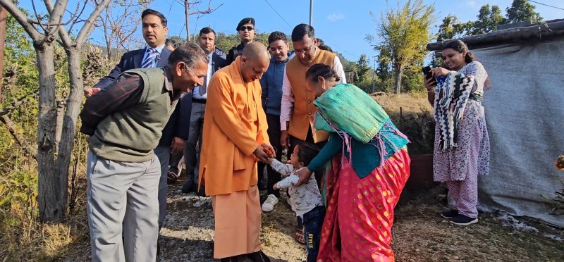 ‘हम भी तेरे दादा लगते हैं’… बच्चों के बीच उमड़ा ‘बाबा’ का बालप्रेम