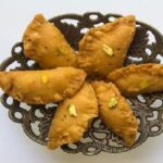 होली’ पर मेहमानों को खिलाएं घर में बनी ‘गुजिया’ और ‘नारियल के लड्डू