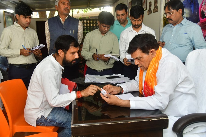 जनता की समस्याओं का समयबद्ध और गुणवत्तापूर्ण समाधान सुनिश्चित करें अधिकारी: एके शर्मा