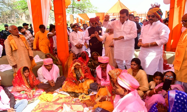 हिंदू और मुस्लिम जोड़ों का विवाह बन गंगा जमुनी तहजीब की मिसाल: एके शर्मा