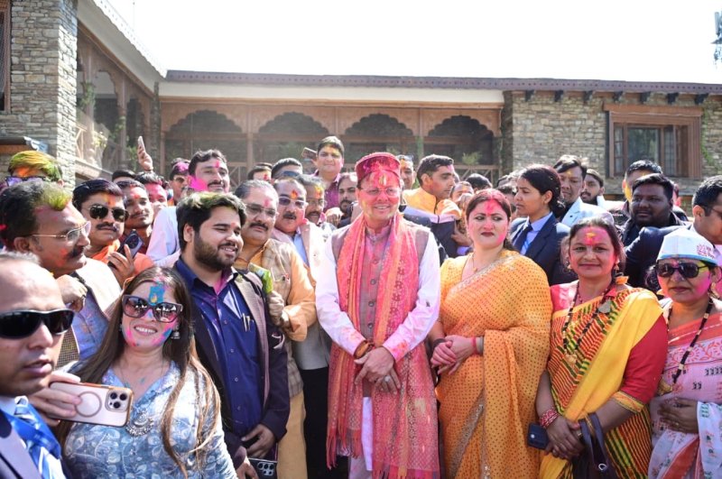 मुख्यमंत्री आवास में पारंपरिक रंगों और लोकसंस्कृति के संग होली मिलन