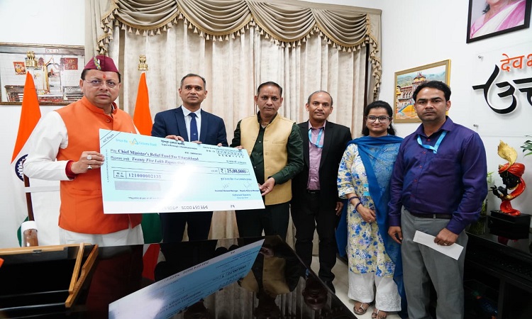 मुख्यमंत्री को केनरा बैंक ने मुख्यमंत्री राहत कोष हेतु 25 लाख रुपये का चेक किया भेंट
