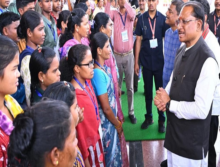 140 आत्मसमर्पित नक्सलियों ने मुख्यमंत्री से की मुलाकात