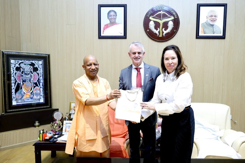 मुख्यमंत्री योगी से कनाडा के उच्चायुक्त की मुलाकात, यूपी में निवेश व टेक्नोलॉजी सहयोग पर जोर