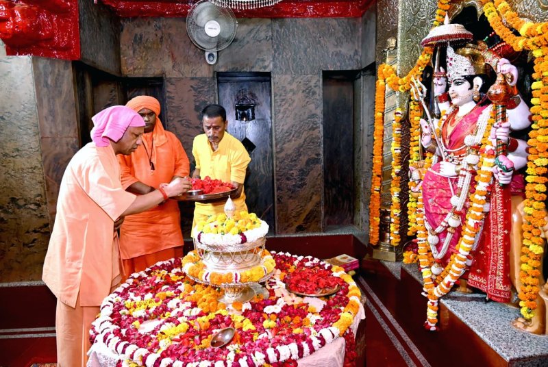 मुख्यमंत्री ने किए मां पाटेश्वरी के दर्शन, चैत्र नवरात्रि में गोरक्षपीठाधीश्वर ने मां के चरणों में लगाई हाजिरी