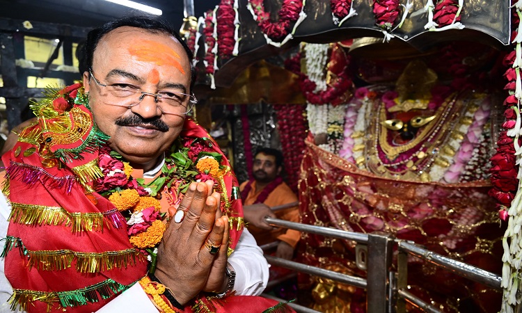 मां विंध्यवासिनी के चरणों में उपमुख्यमंत्री ने मत्था टेका, कार्यकर्ताओं से किया संवाद