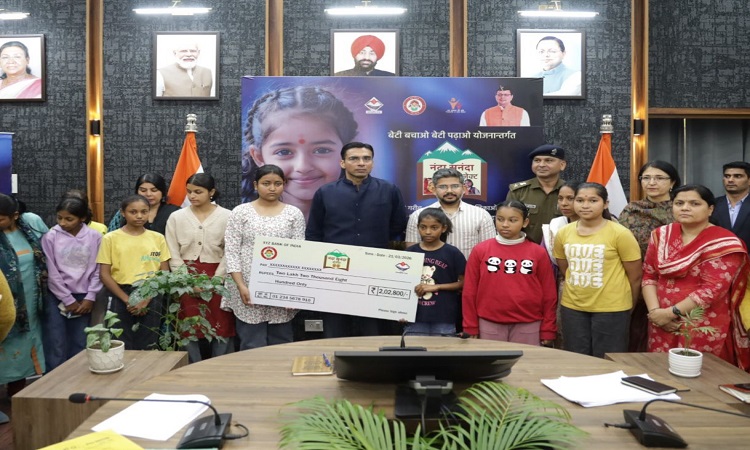 नवरात्र के पावन अवसर पर  डीएम ने की देवियों की स्तुति; 10 बालिकाओं की शिक्षा पुनर्जीवित