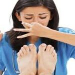 पैरों से आने वाली बदबू से हैं परेशान, तो आजमाए ये उपाय